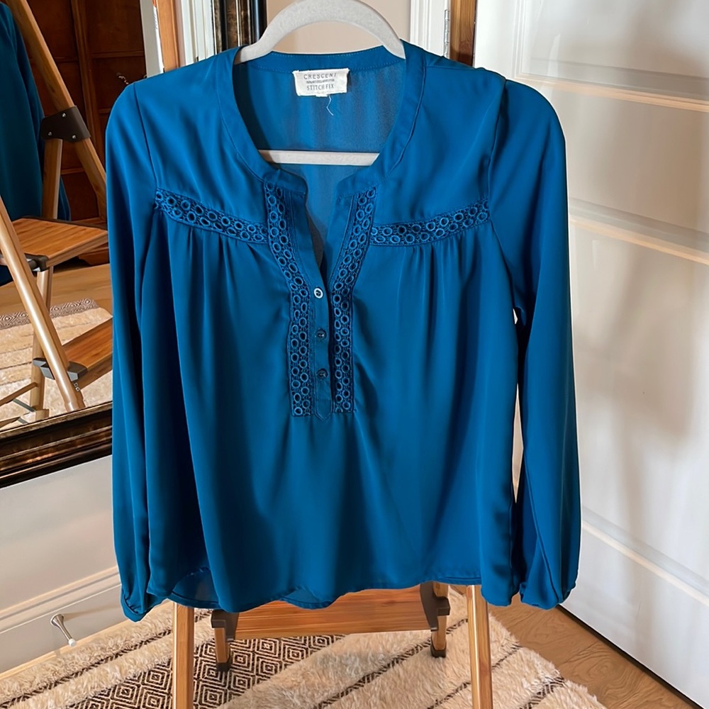Lightweight blouse. Never worn. Casual. Great with white jeans.